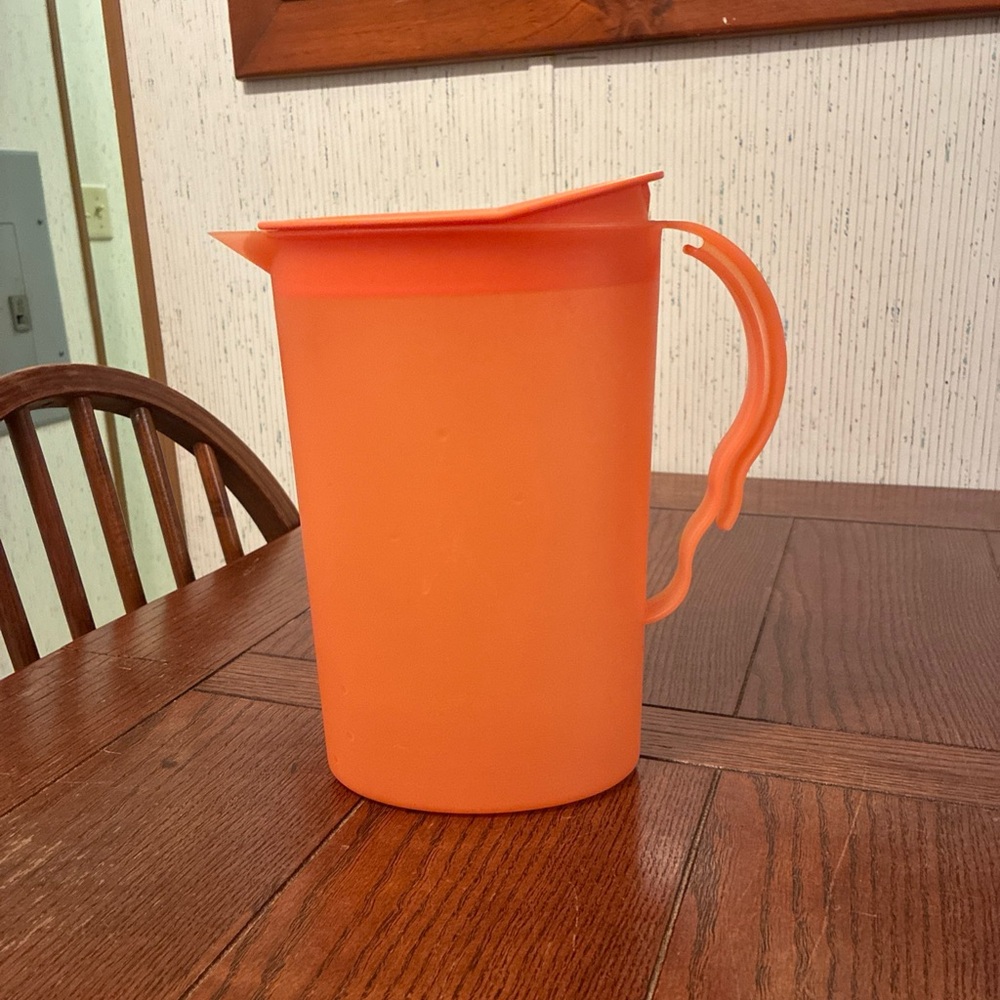 Tupperware Impressions Slimline Pitcher 2.2QT/2.1L Soft Orange Rocker Top 1/2GAL